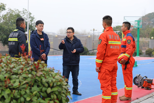 华体育平台信息工程系主任李会明一行到市消防救援支队看望实习学生