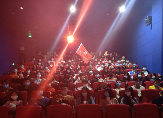 华体育平台组织学生观看电影《夺冠》